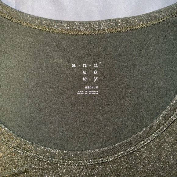 A New Day Sparkly Green Metallic Short Sleeve Scoop Neck Tee Size Medium - Picture 3 of 4